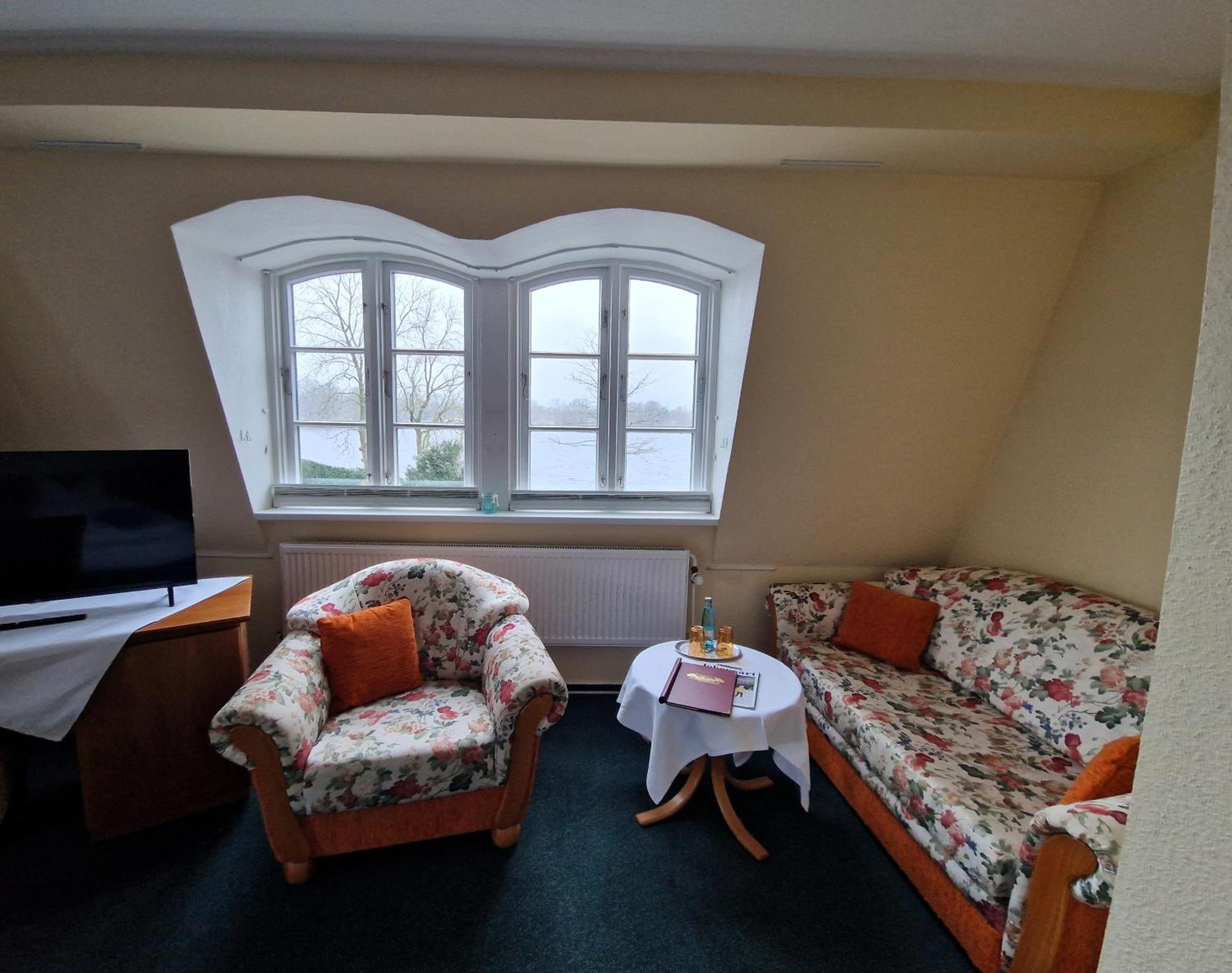Hotel Faehrhaus Niederkleveez Bosdorf  Bagian luar foto