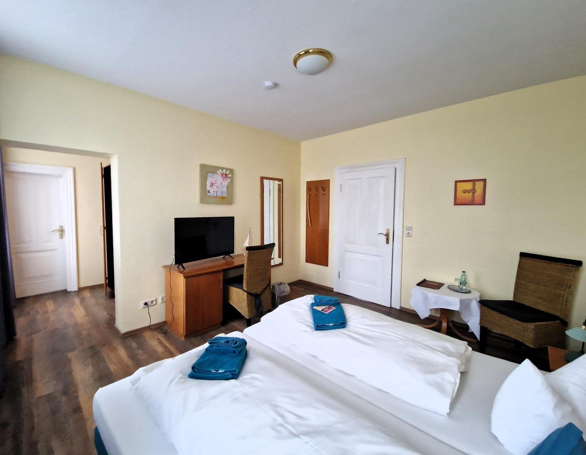 Hotel Faehrhaus Niederkleveez Bosdorf  Bagian luar foto