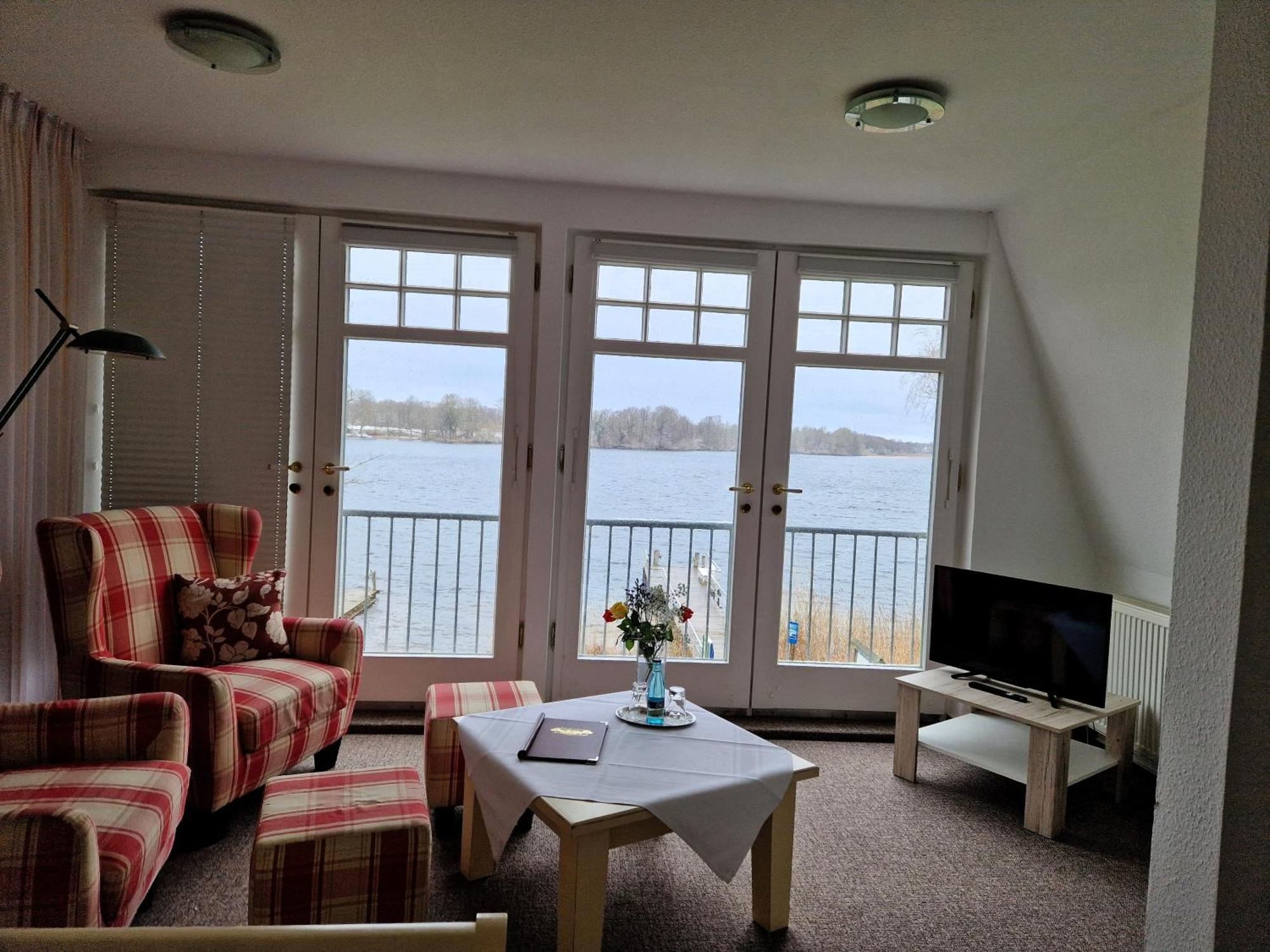 Hotel Faehrhaus Niederkleveez Bosdorf  Bagian luar foto