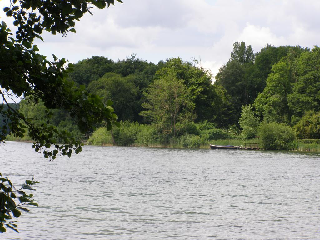 Hotel Faehrhaus Niederkleveez Bosdorf  Bagian luar foto