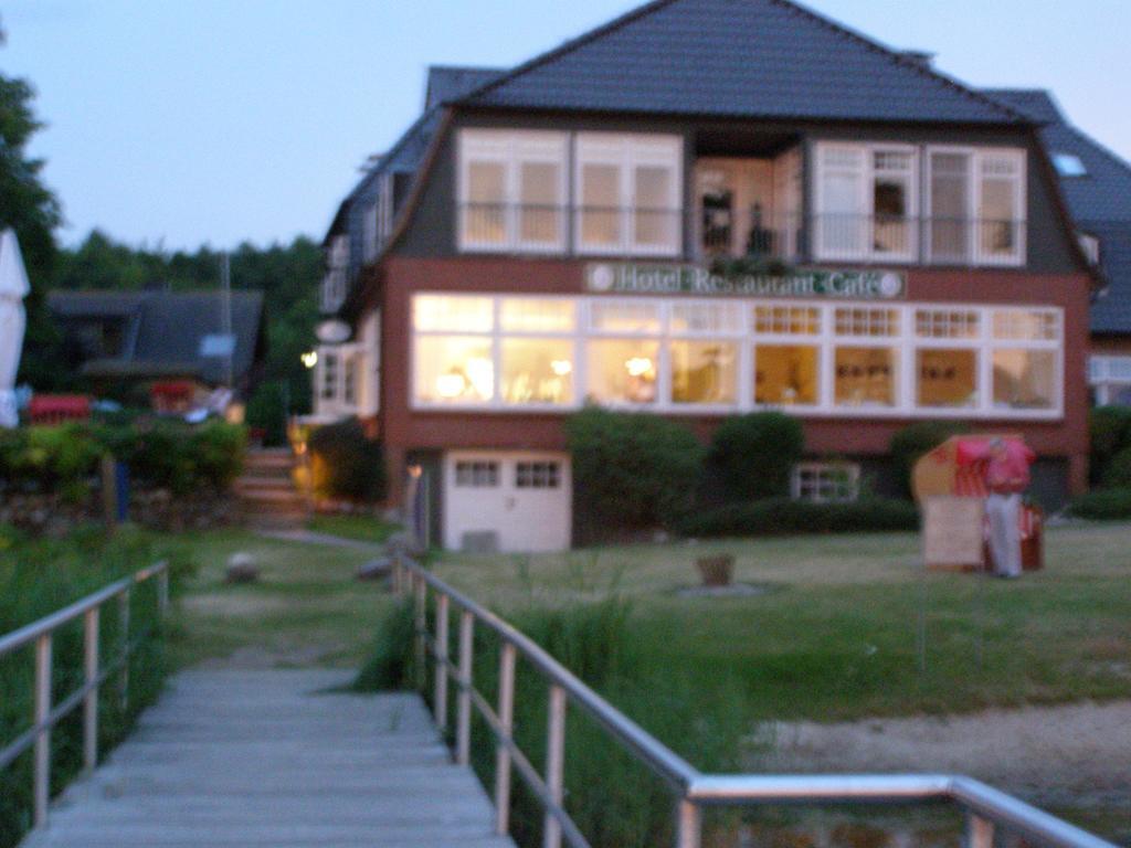Hotel Faehrhaus Niederkleveez Bosdorf  Bagian luar foto