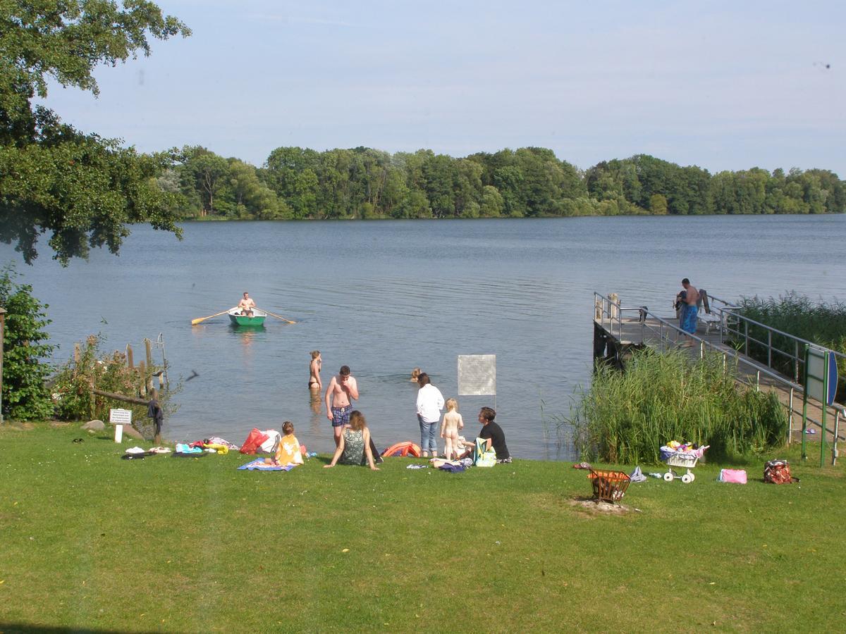 Hotel Fahrhaus Niederkleveez Bosdorf  Bagian luar foto