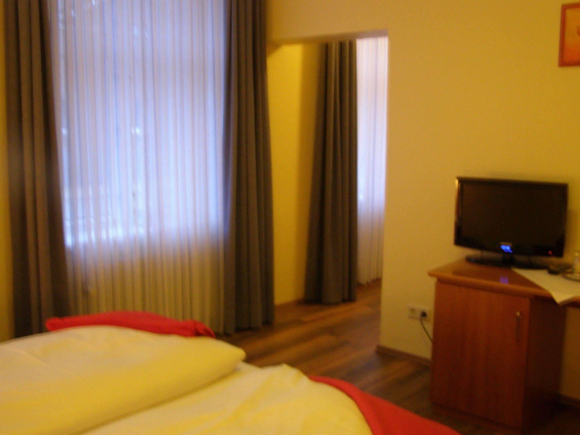 Hotel Faehrhaus Niederkleveez Bosdorf  Bagian luar foto