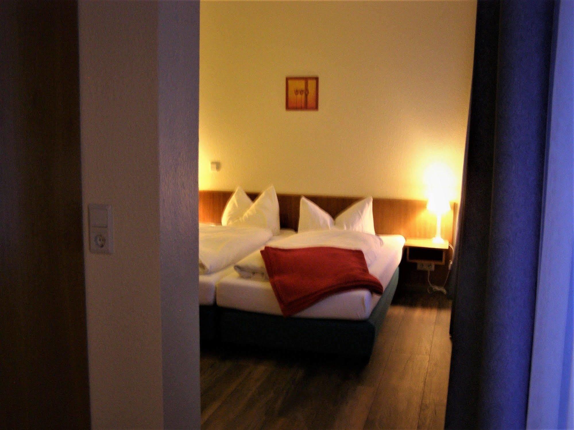Hotel Faehrhaus Niederkleveez Bosdorf  Bagian luar foto